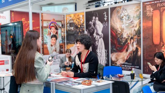 huace-stand.jpg