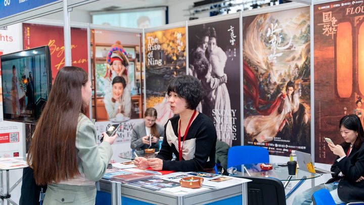 huace-stand.jpg